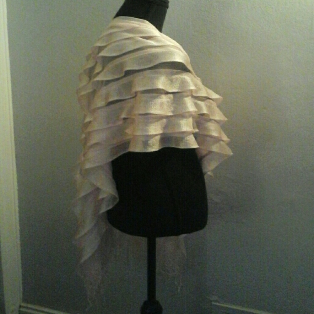 Ruffle shawl - Picture 4 of 4